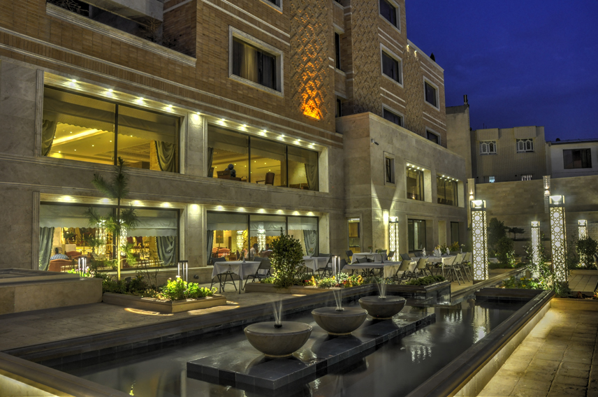 zandiyeh-hotel-shiraz-garden-view